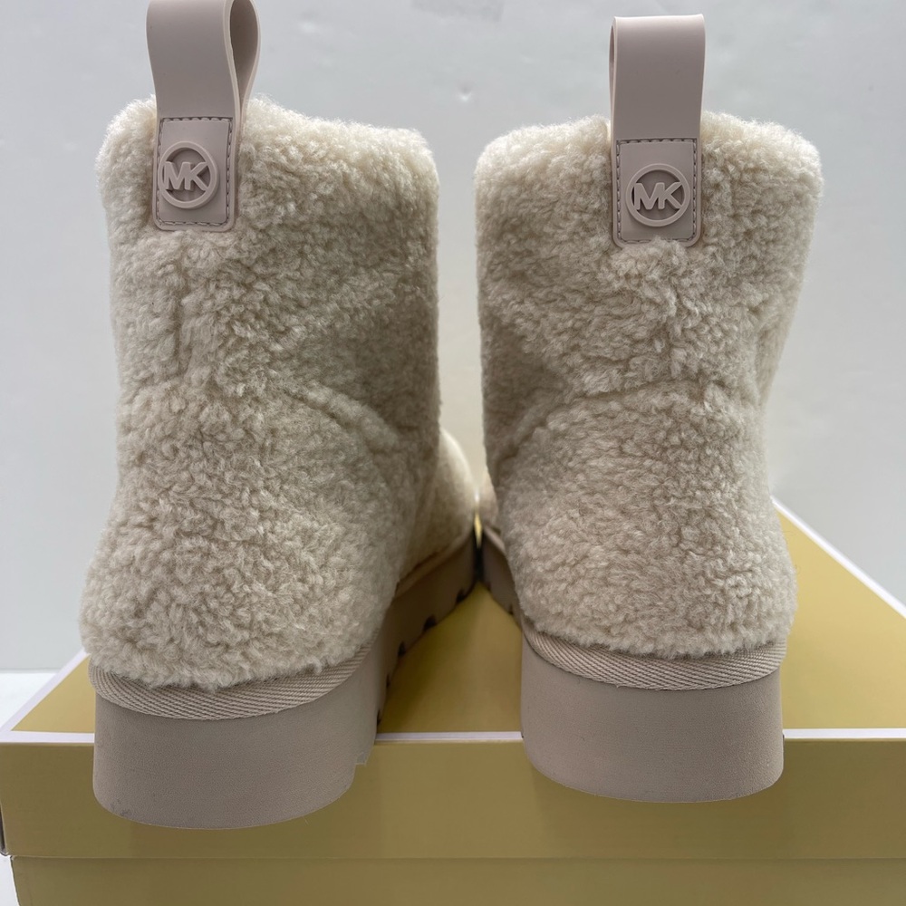 Michael Kors WINNIE BOOTIE W10
FAUX CURLY SHEARLING
49F5WNFE5D Natural 
Sherpa - Picture 6 of 16